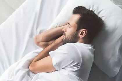 Cada lado para dormir presenta diferentes beneficios para la salud