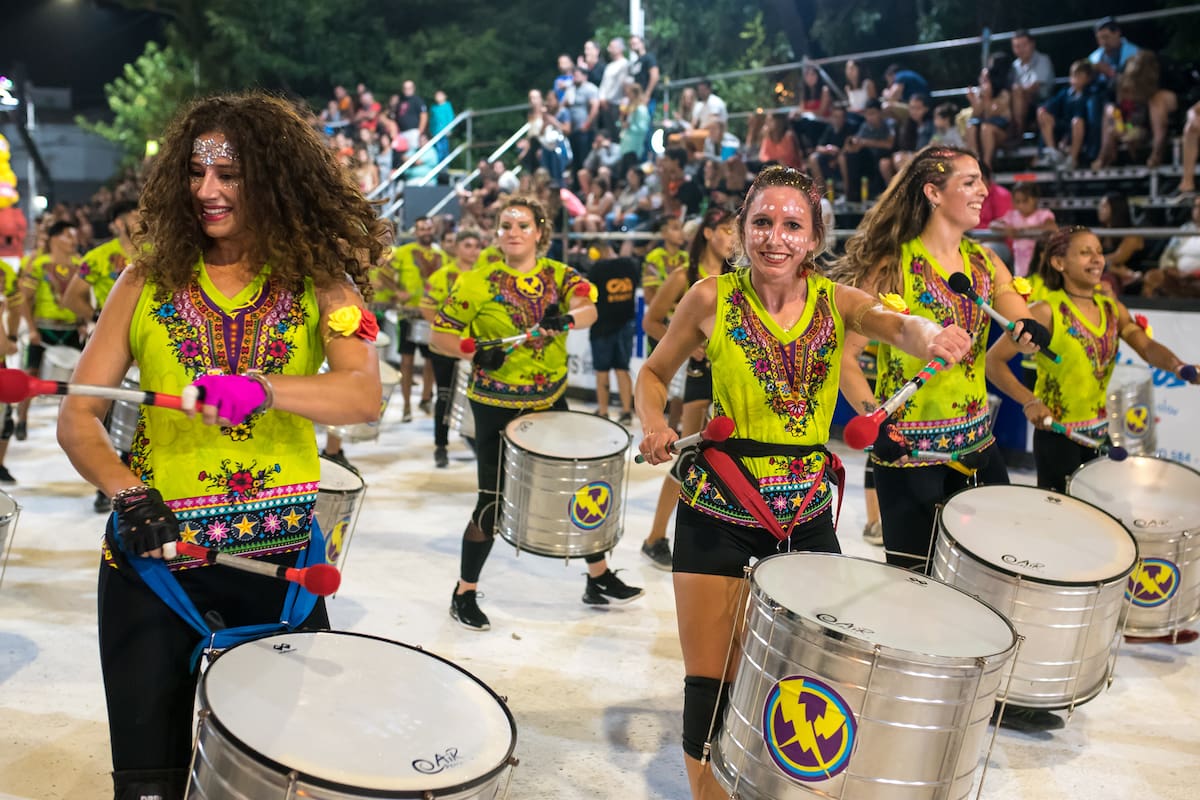 Cada noche de carnaval, más de mil personas recorren los 750 metros del Corsódromo linqueño
