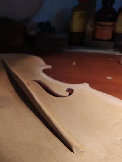 Cada parte del violín se talla a mano, cada superficie se ajusta con precisión casi obsesiva; Carlés empezó a entender que, detrás de cada sonido, había un proceso invisible