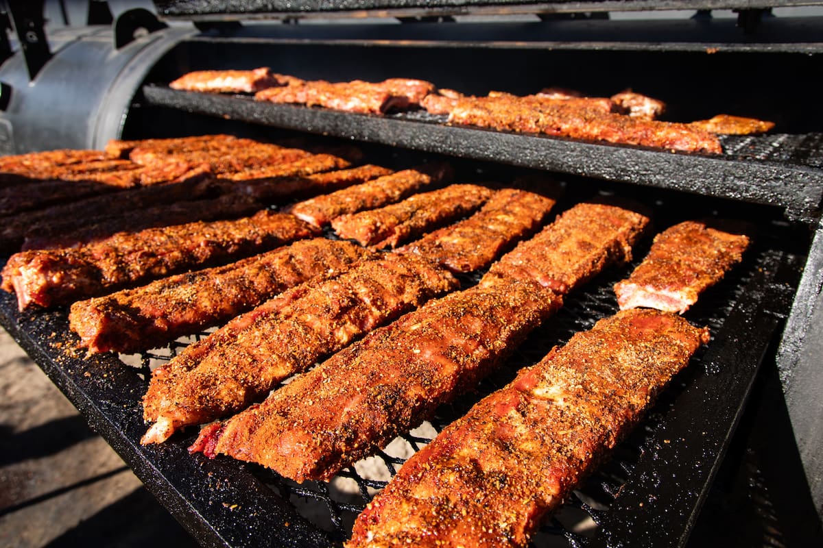 Cada participante trabajará sobre variables clave del ahumado, como el manejo del fuego, el tipo de madera, los tiempos de cocción, el rub —la mezcla de especias que se aplica antes del ahumado—, el uso de la barbacoa en distintas etapas y el desarrollo del bark, la corteza exterior que concentra sabor en la carne
