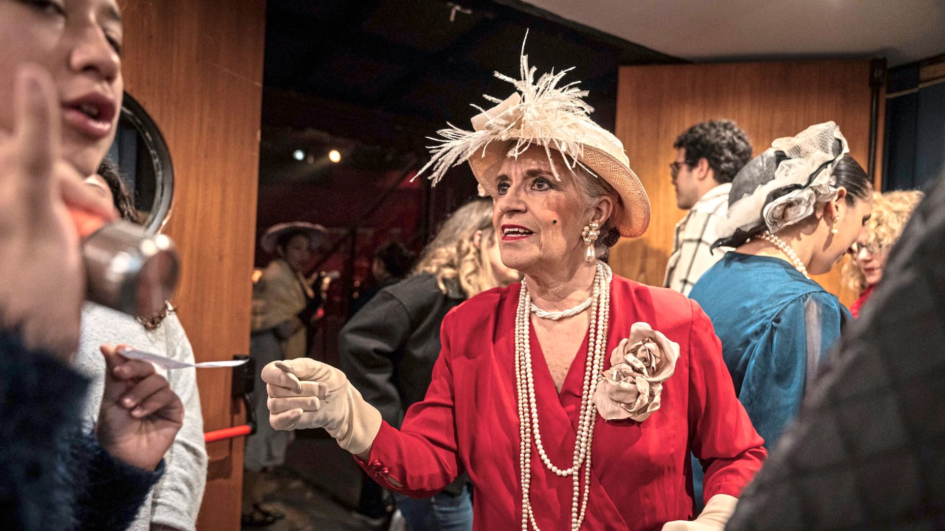 Cada sábado por la noche se repite el ritual de la función, que aglutina a una multitud dispuesta a conmoverse y celebrar