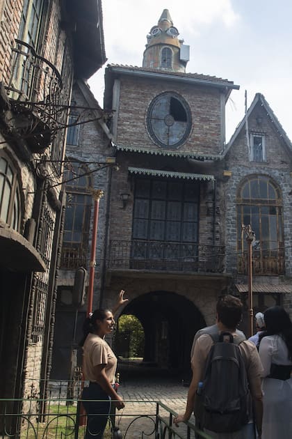 Cada semana, 7000 personas visitan la mágica aldea medieval en La Matanza