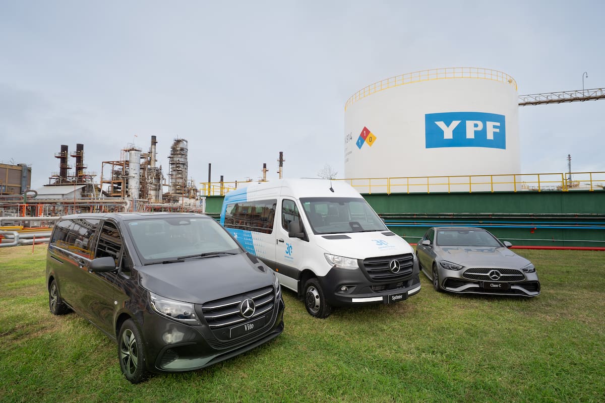 Cada Sprinter que salga del Centro Industrial Juan Manuel Fangio realizará su primera carga con combustible YPF.