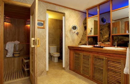Cada suite es un spa privado, con sauna seco y ducha escocesa, y sauna de vapor con cromoterapia y aromaterapia