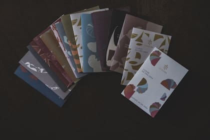 Cada uno de los 14 pasos del menú de Trescha llega al comensal con una carta; como si fuera un juego, como si fueran mapas que guían un viaje