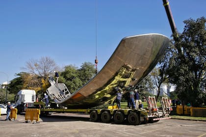Cada uno de los dos pétalos pesa cinco toneladas; fueron trasladados en un carretón en un operativo del que participó una fábrica de aviones