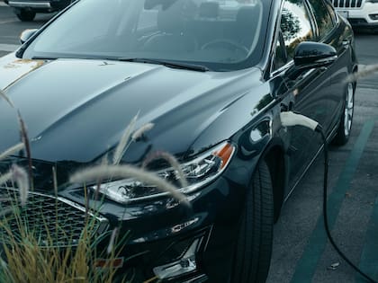 Cada vez circulan más autos híbridos por su economicidad