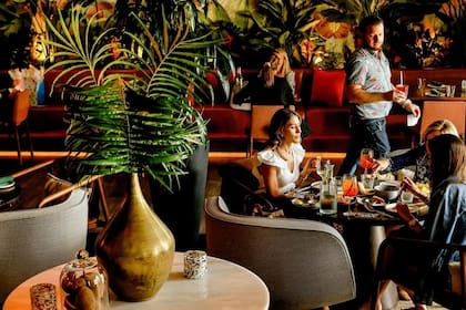 Cada vez es menos común que las personas asistan a restaurantes con vestimentas formales, a menos que sean ocasiones especiales
