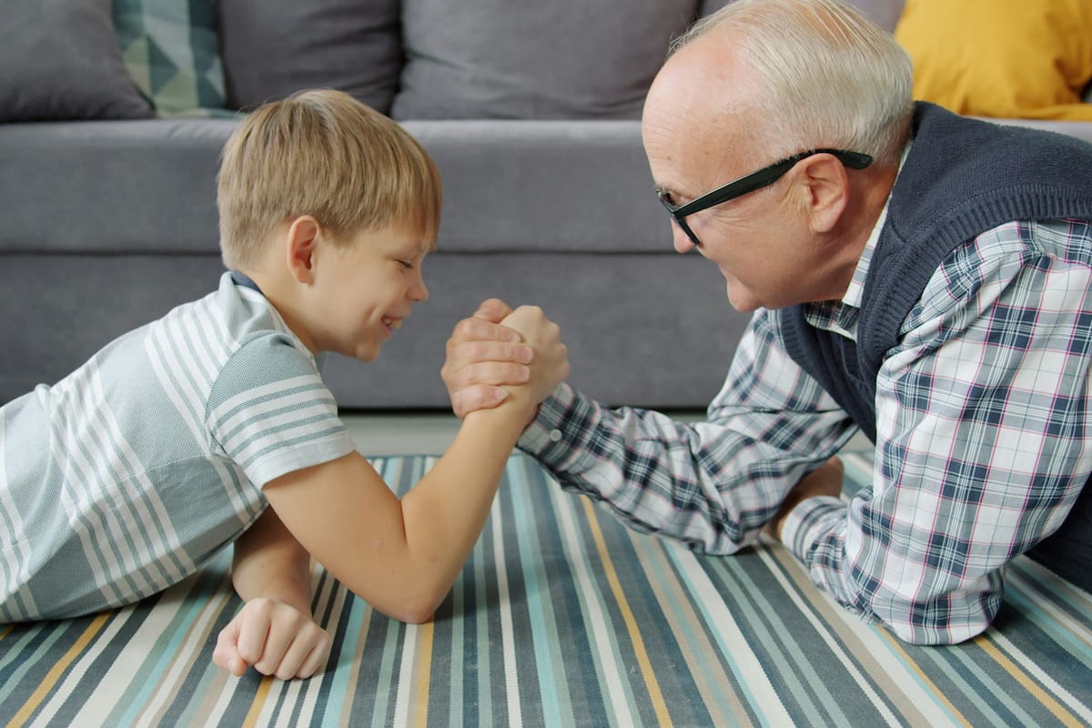 Cada vez hay más evidencia de que ser abuelo o abuela tiene beneficios