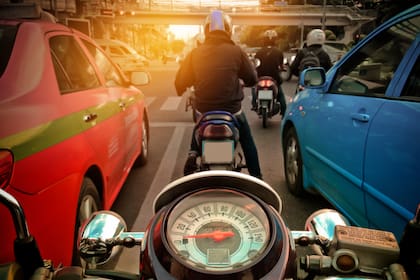 Cada vez hay más motos en la ciudad y los datos alarman sobre la cantidad de accidentes; especialistas recomiendan cómo evitarlos