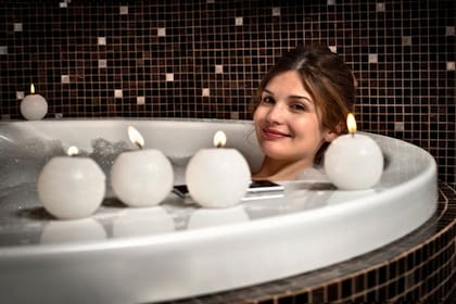Un baño de inmersión con sal, flores o vinagre pueden remover las malas energías del cuerpo