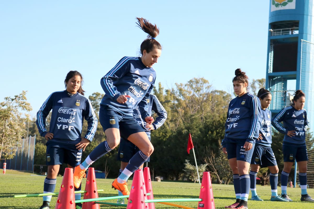Cada vez más chicas ocupan las canchas en distintos contextos sociales; reclaman mayor atención y más oportunidades; el deporte como herramienta de inclusión