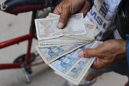 Cada vez más cubanos tienen que lidiar con la escasez de dinero en efectivo en el país