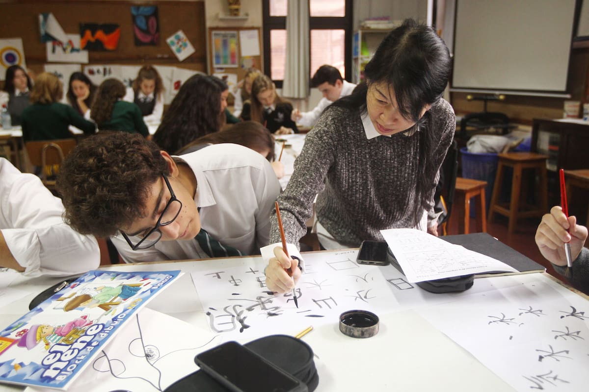 Cada vez más escuelas bilingües lo incorporan para formar perfiles globalizados; por su alta complejidad, su introducción es muy paulatina: primero es una actividad optativa extraprogramática que luego empieza a formar parte de la currícula escolar