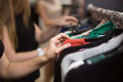 Cada vez más familias optan comprar indumentaria en tiendas con prendas de segunda mano