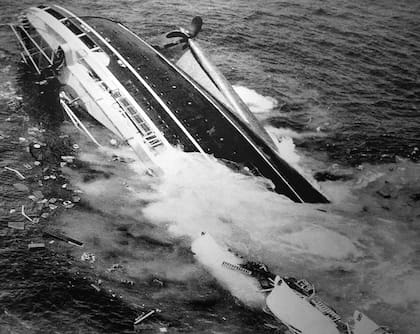 Cada vez más inclinado sobre estribor, el Andrea Doria se hundió horas después del choque (Foto Harry A. Trask)