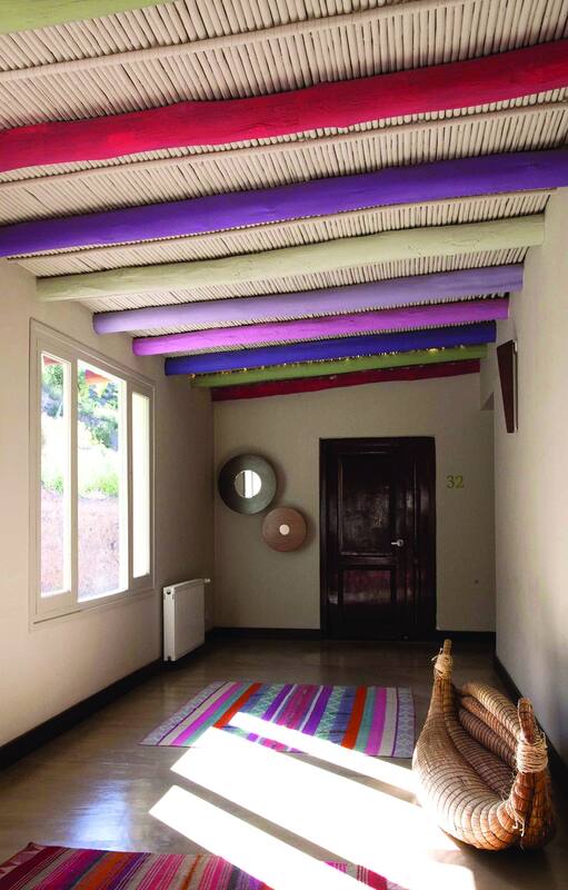 Cada vez más la decoración incide al momento de elegir un hotel, posada o casa de alquiler. Es que, si buscamos entornos únicos para nuestros días de descanso, es lógico que queramos extender la experiencia y, desde que nos despertarnos, estar en un espacio que nos hable en el lenguaje local.