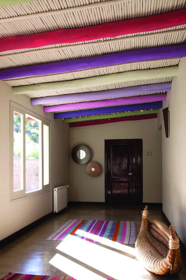 Cada vez más la decoración incide al momento de elegir un hotel, posada o casa de alquiler. Es que, si buscamos entornos únicos para nuestros días de descanso, es lógico que queramos extender la experiencia y, desde que nos despertarnos, estar en un espacio que nos hable en el lenguaje local.