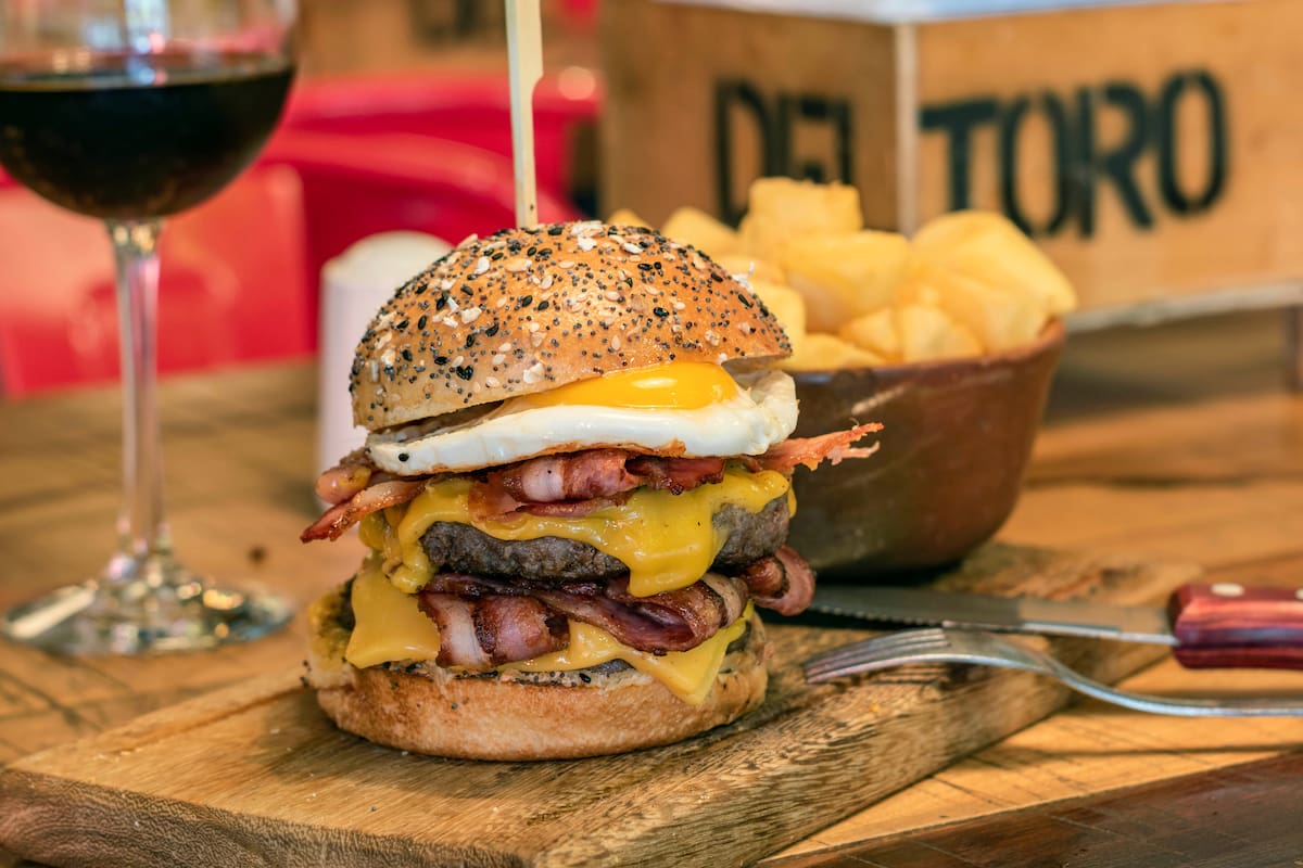 Cada vez más locales de hamburgesas incluyen vino como opción; claves para que funcione bien la dupla