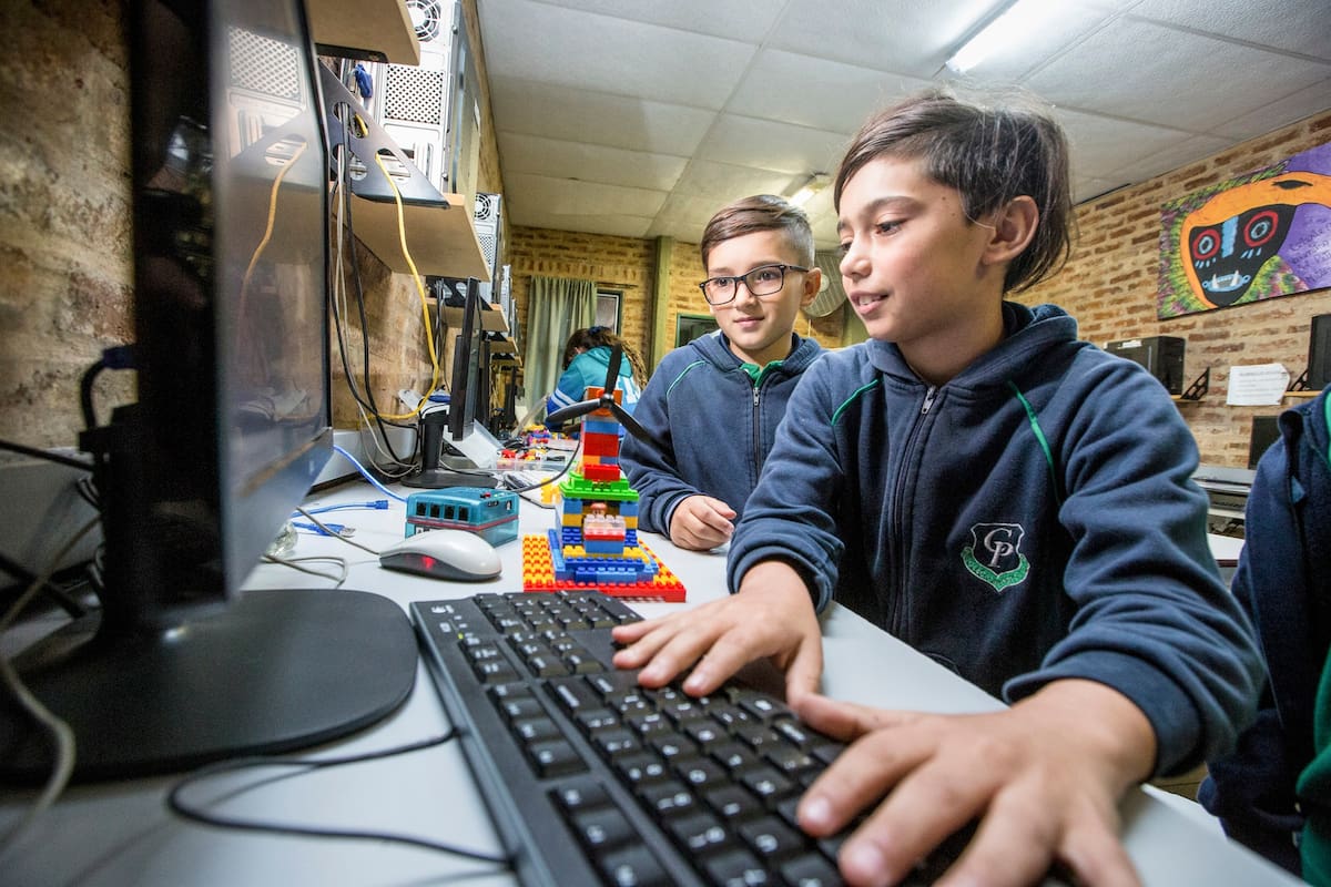 Cada vez más padres deciden dejar de pelearse con los dispositivos digitales y ver de qué forma pueden potenciar el interés de sus hijos por la tecnología: rastis, robótica y hasta juguetes Montessori cautivan a los más chicos