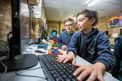 Cada vez más padres deciden dejar de pelearse con los dispositivos digitales y ver de qué forma pueden potenciar el interés de sus hijos por la tecnología: rastis, robótica y hasta juguetes Montessori cautivan a los más chicos