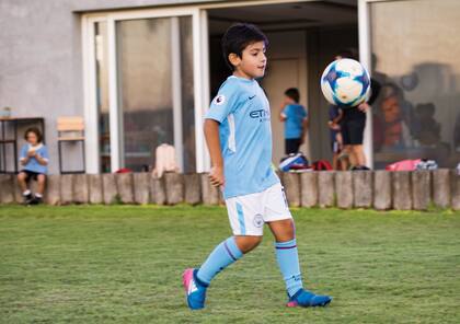 Cada vez más parecido a su papá, Benja luce orgulloso la camiseta del equipo de Manchester. FOTO: Grupo Omar Díaz Fotografía