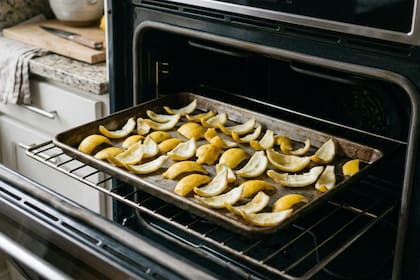 Cada vez más personas buscan opciones naturales para la limpieza del hogar (Foto ilustrativa generada con IA)