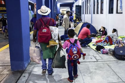 La dificultad de conseguir un pasaporte por la vía legal generó un mercado negro en donde se llegan a pagar varios miles de dólares por un documento