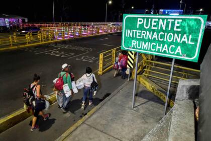 Los venezolanos se van del país caminando