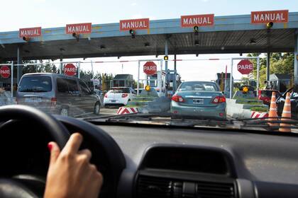 Cada vez menos argentinos eligen el auto para ir a trabajar por la suba de la nafta y los peajes