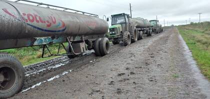 Cada vez que llueve, la firma láctea Los Menchos debe sacar su producción de más de 20.000 litros diariamente en tres tractores con acoplados cisterna