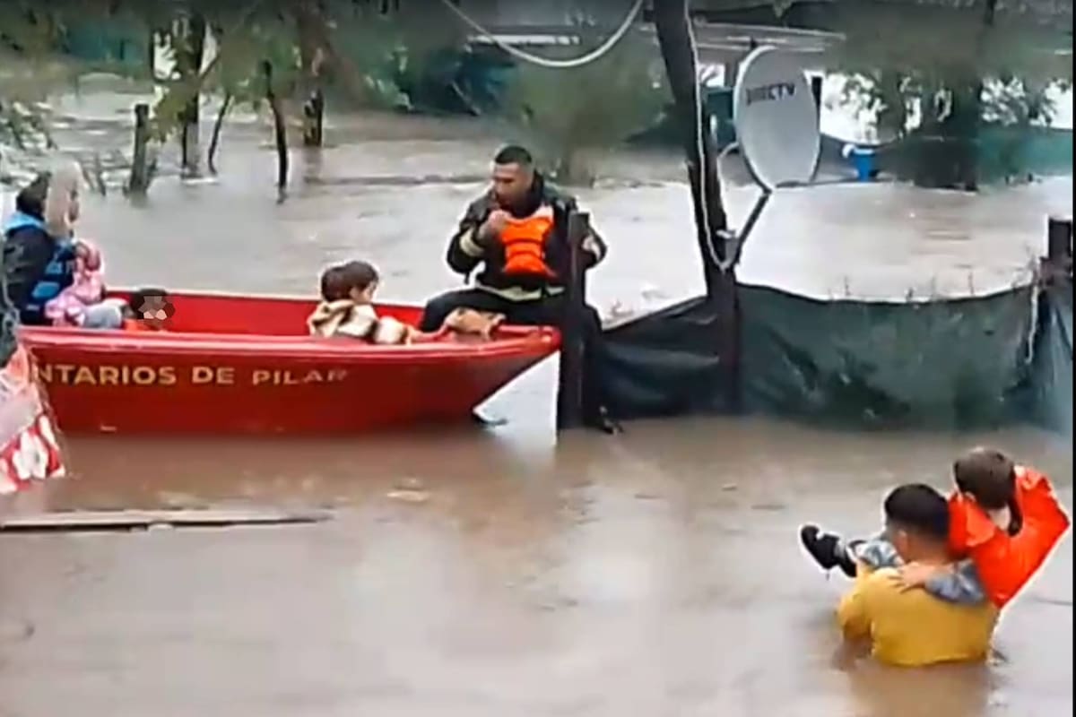 Cada vez que quieren ir a ver sus casas, tienen que ir en lancha