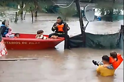 Cada vez que quieren ir a ver sus casas, tienen que ir en lancha