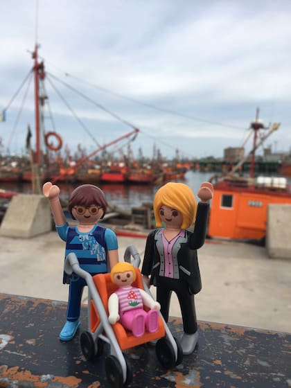 Cada vez que realiza un viaje familiar, se lleva las figuras de los tres para sacar fotos con distintos paisajes de fondo