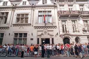 Cada vez que se modifican las normativas se repiten las filas de argentinos frente al consulado de España
