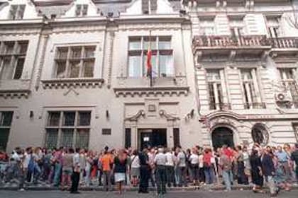 Cada vez que se modifican las normativas se repiten las filas de argentinos frente al consulado de España en Buenos Aires. Foto de archivo.