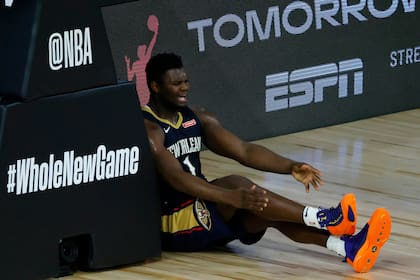Cada vez que Zion Williamson cae al piso es seguido por atención por las cámaras de la transmisión de TV; acaba de cumplir 20 años, pero New Orleans le da el tratamiento de un veterano