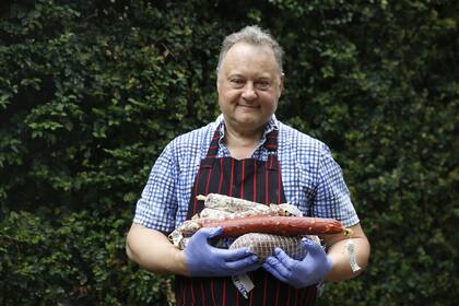 Cada vez son más los que producen sus propios fiambres y embutidos para asegurar calidad y disfrutar de productos con el sello propio