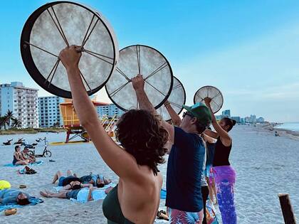 Cada viernes South Beach Sound Healing Orchestra realiza una meditación matutina