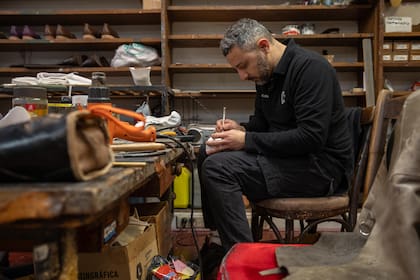 Cada zapato comienza como una pieza única. En el taller, los artesanos manipulan hormas, cuero y materiales específicos para adaptar el calzado a las necesidades de cada producción y de cada intérprete.