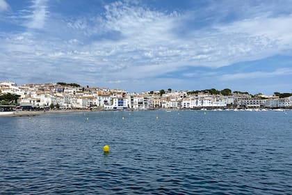 Cadaqués es un pueblo de pescadores reconocido porque Salvador Dalí tenía su casa y organizaba fiestas donde asistían celebridades