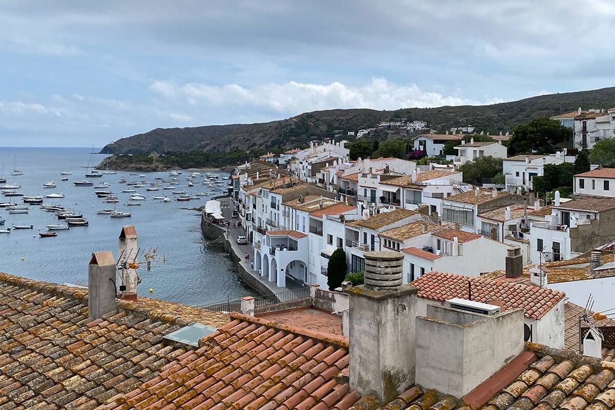 Cadaqués, un pueblo de pescadores escondido detrás de un camino de mil curvas cercano a Francia, uno de los sitios imperdibles