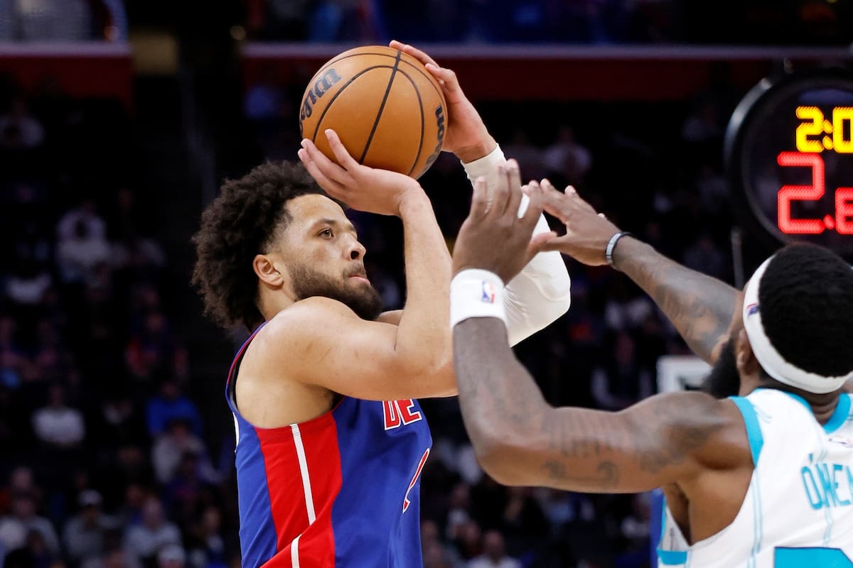 Cade Cunningham, de los Pistons de Detroit, dispara frente a Royce O'Neale, de los Hornets de Charlo