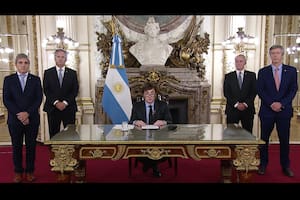 Cadena nacional del presidente Javier Milei junto a Luis Caputo y el titular del Banco Central, Santiago Bausili