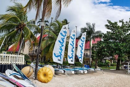 Cadenas hoteleras internacionales como Sandals han aprovechado la legislación local para adquirir grandes porciones del litoral jamaiquino para desarrollar complejos cerrados a los locales