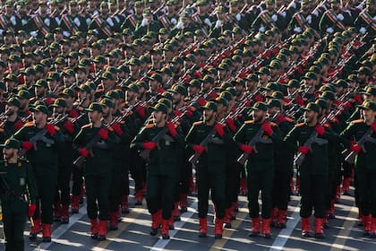 Cadetes de la Cuerpo de la Guardia Revolucionaria Islámica desfilan durante un desfile militar anual en Teherán, Irán, el 21 de septiembre de 2024