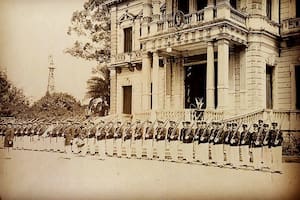Cadetes formados frente al Palacio Videla Dorna