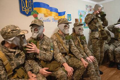 Cadetes practican ponerse máscaras antigás durante una lección en Kiev, Ucrania. (AP Foto/Efrem Lukatsky)