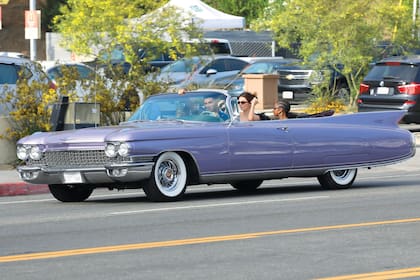CADILLAC ELDORADO. A este auto, fabricado en 1960, lo compró en 2017. De color lila y con el
techo removible en morado, es un ícono de la era dorada de Hollywood