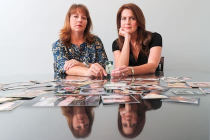 Cady Evans (izquierda) y su hermana, Crystal Deckard, rodeadas de fotografías de su madre, Darlene Coker, cuya demanda contra Johnson & Johnson hace 20 años fue una de las primeras en alegar que el talco para bebés de la compañía causaba cáncer. REUTERS/Mike Blake